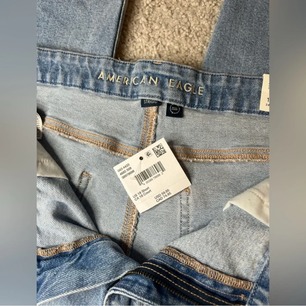 NWT American Eagle - Strigid Curvy Ripped Mom Jean - Size 18 Short - Picture 5 of 11